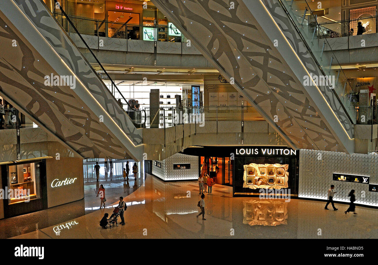 Louis Vuitton Flagship Store Stock Photo - Download Image Now - China -  East Asia, Louis Vuitton - Designer Label, Luxury - iStock