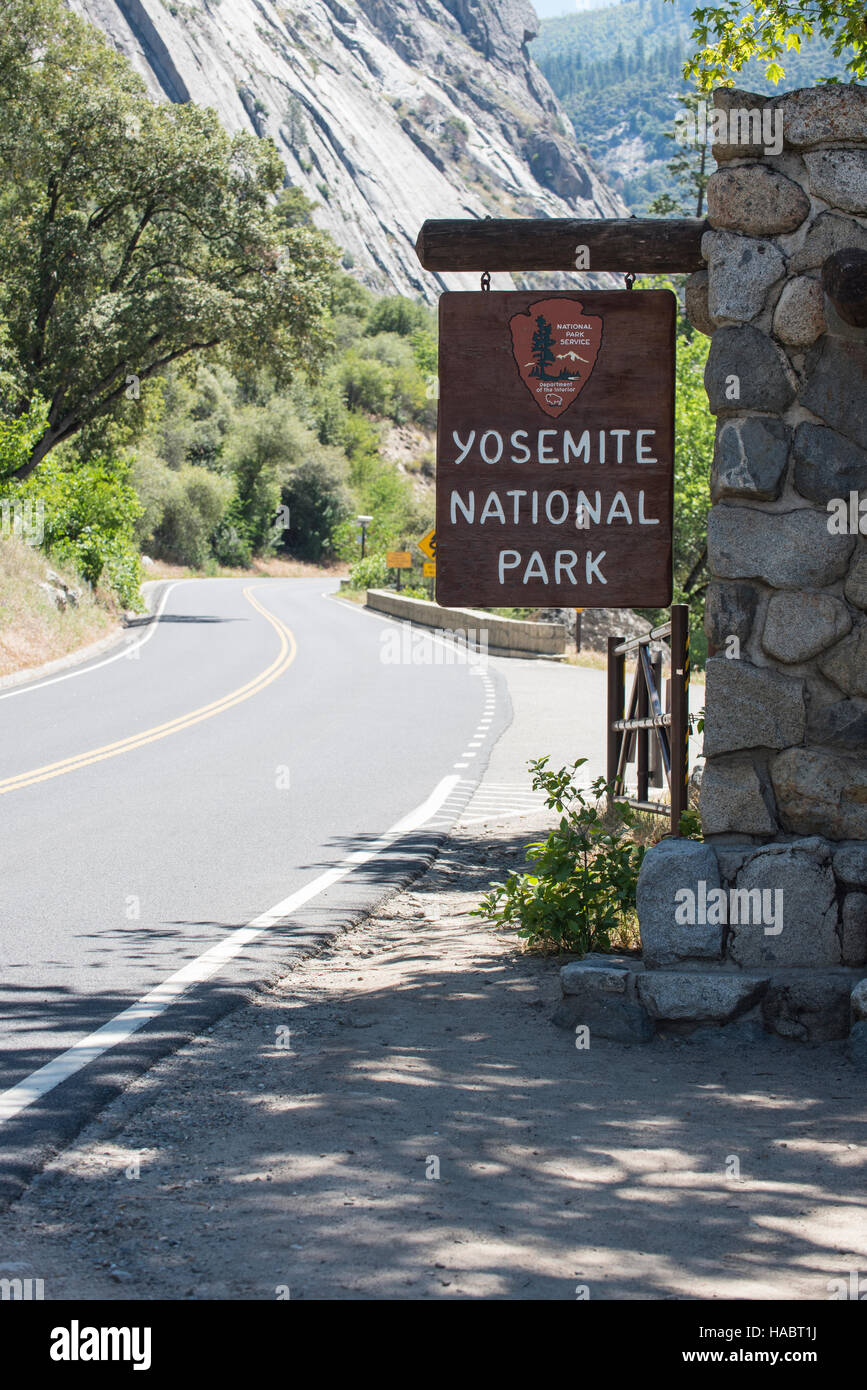 Entrance sign yosemite national park hires stock photography and