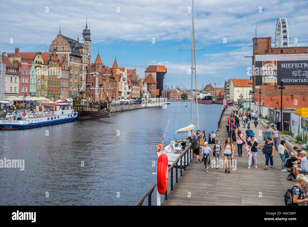 Poland, Pomerania, Gdansk, boardwalk on Granary Island with view of Mottlau River and the Long Bridge quayside promenade Stock Photo