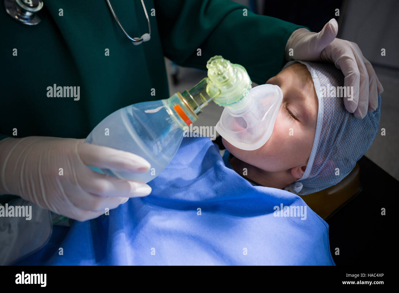 Surgeon placing oxygen mask on patient mouth Stock Photo Alamy