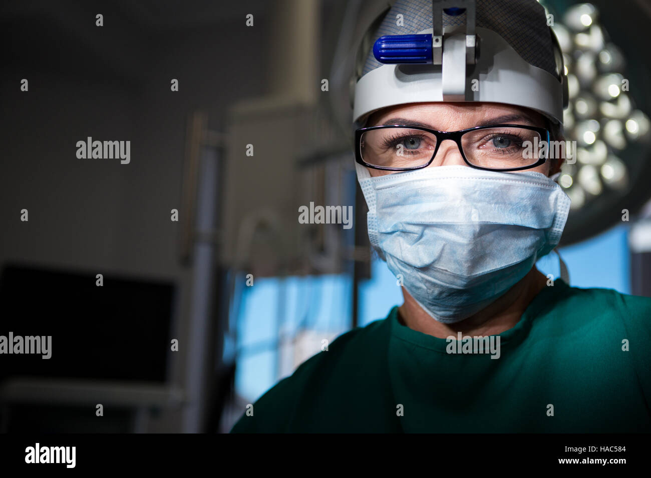 Portrait of female surgeon wearing surgical mask Stock Photo - Alamy