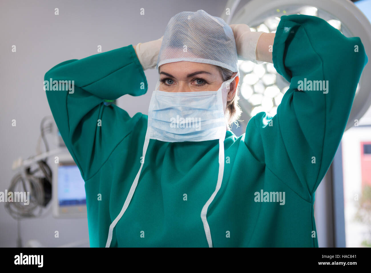 Portrait of female surgeon wearing surgical mask Stock Photo - Alamy