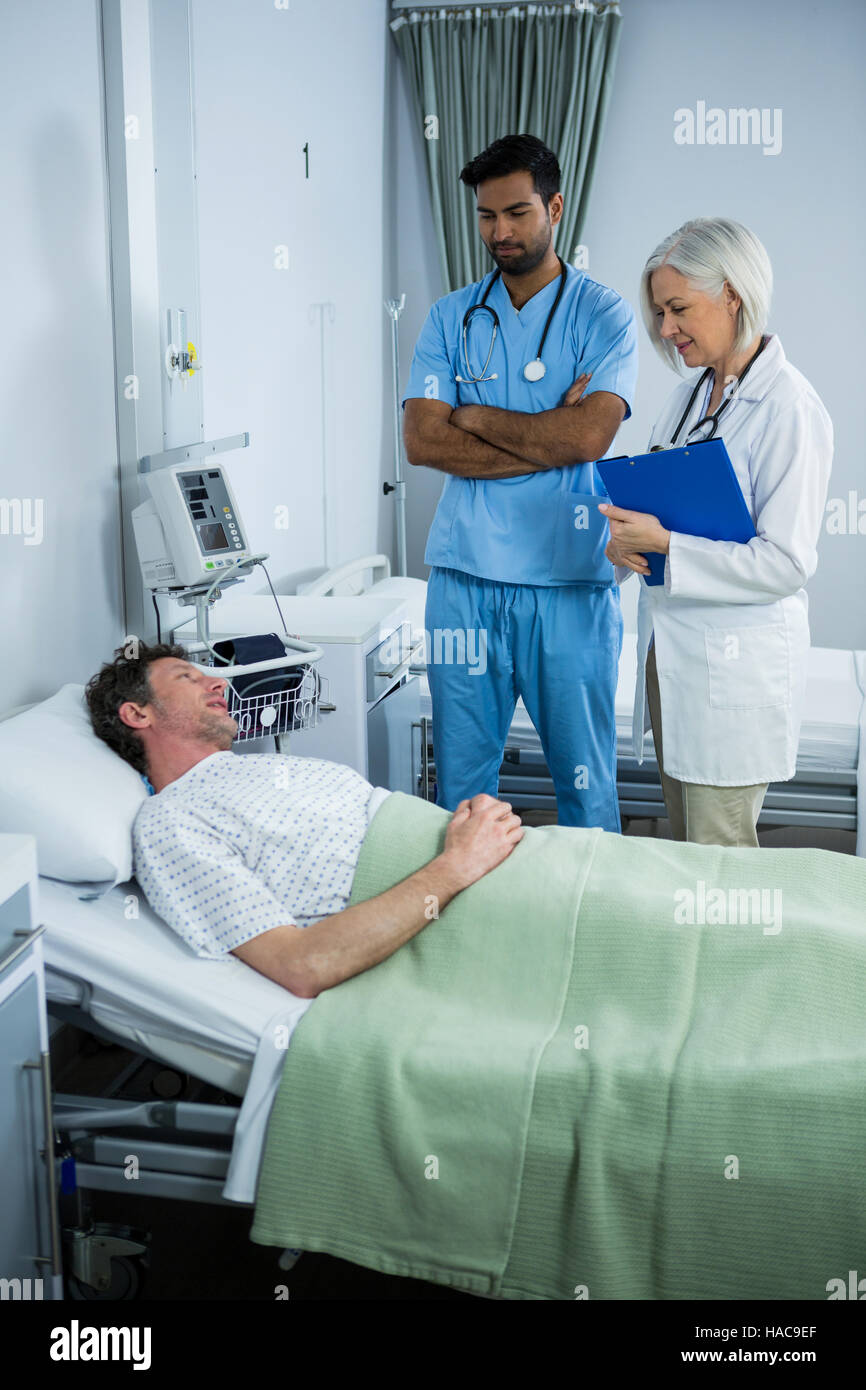 Doctor interacting with patient Stock Photo - Alamy