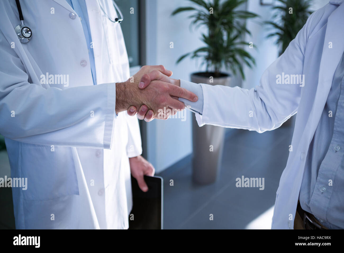 Doctors office holding hands hi-res stock photography and images - Alamy