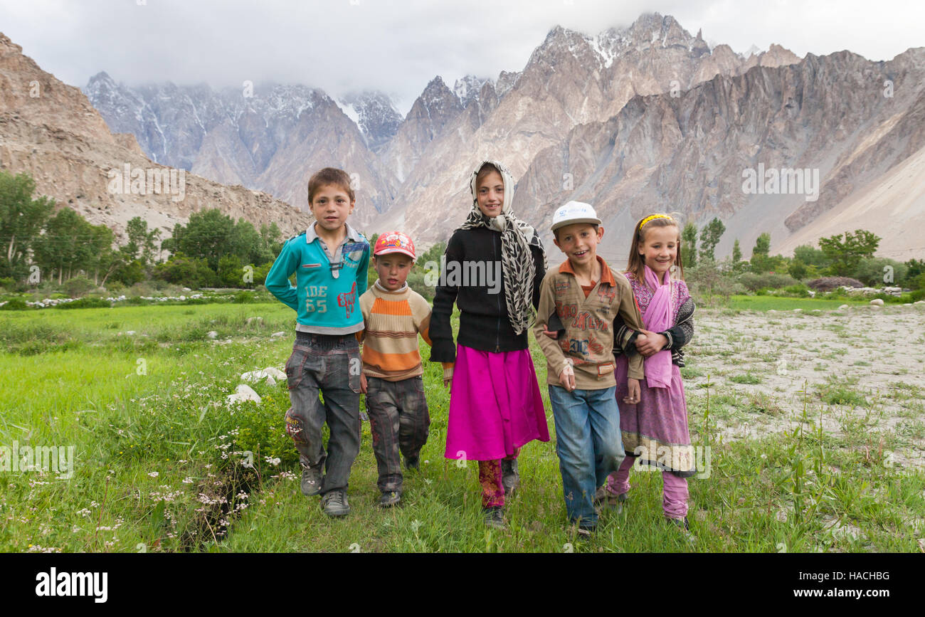 Pakistan girl walk hi-res stock photography and images - Alamy