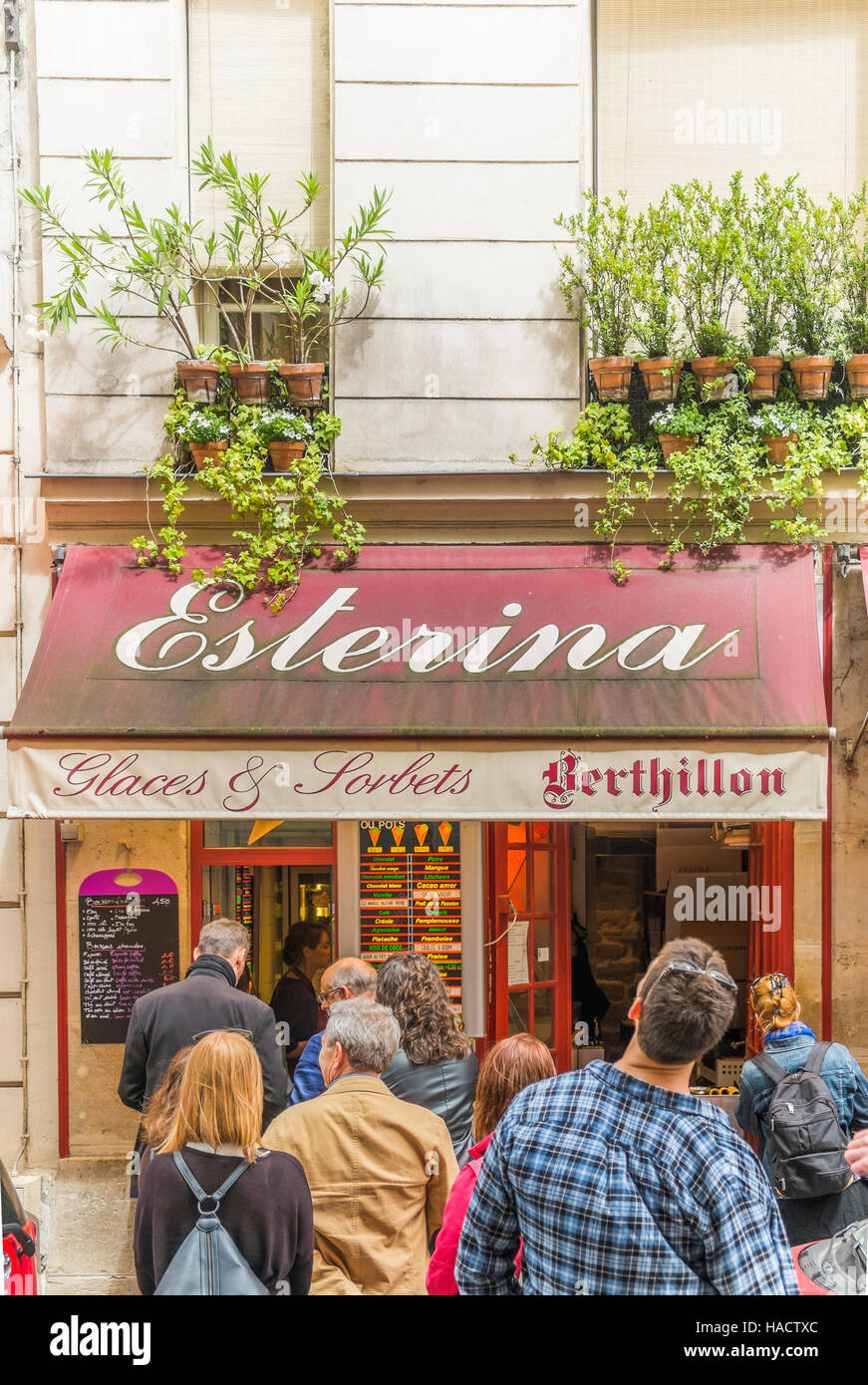 tourists queueing outside of esterina ice cream parlour for famous berthillon ice cream Stock Photo