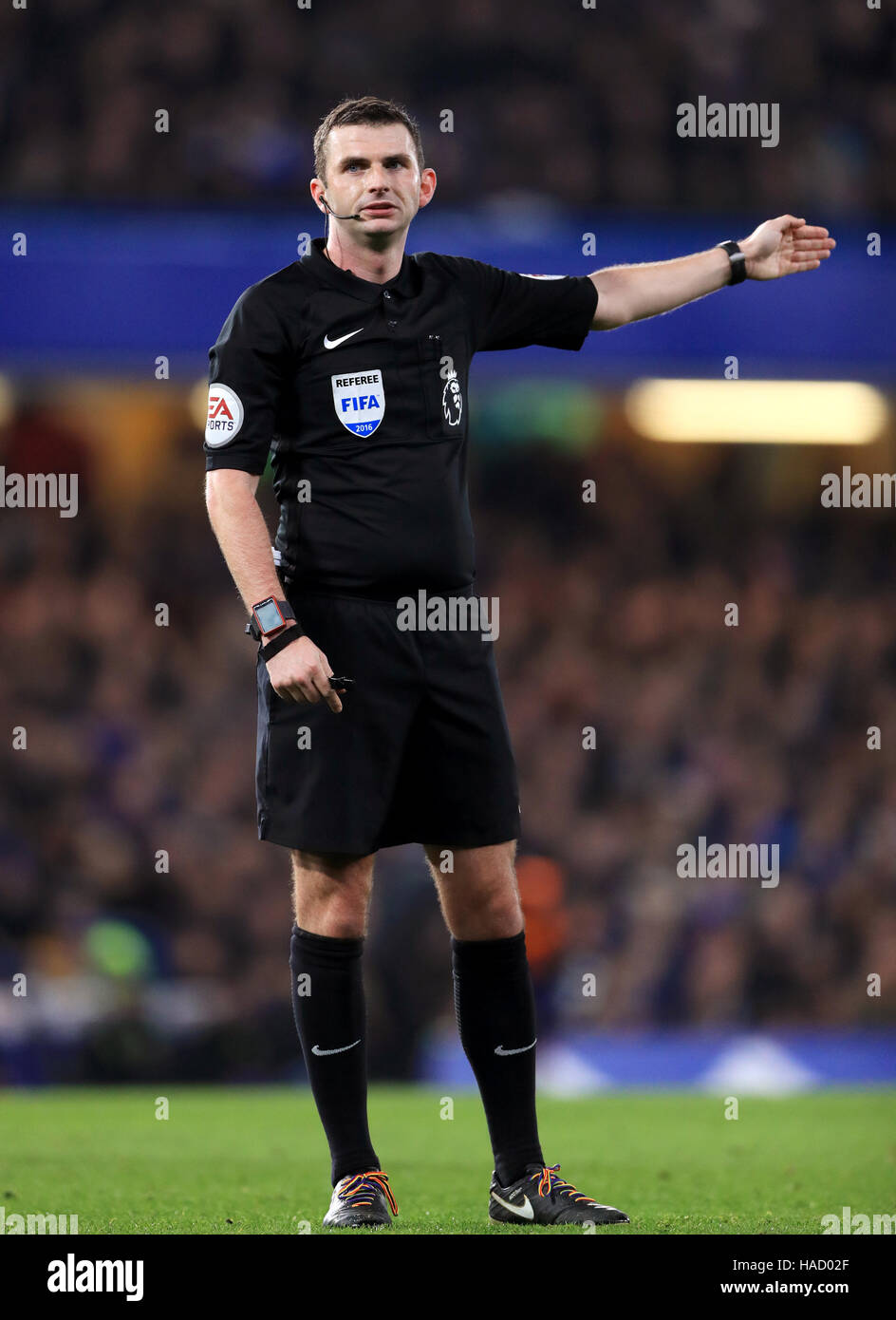 Referee Michael Oliver Stock Photo Alamy