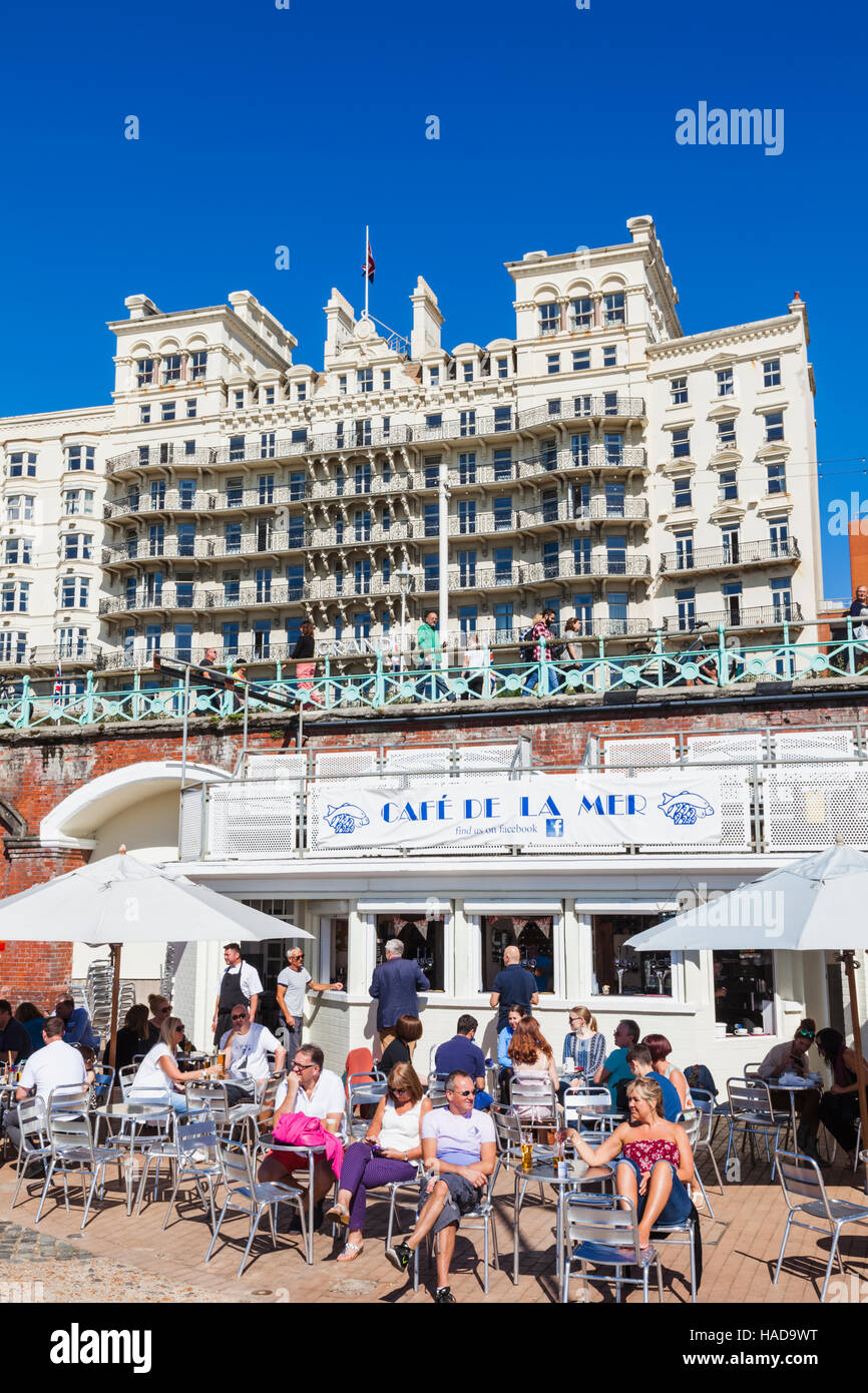 England, East Sussex, Brighton, Beachfront Cafe Scene Stock Photo