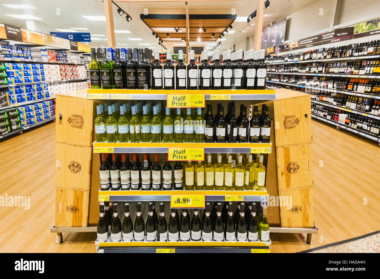 Supermarket wine display hi-res stock photography and images - Page 3 -  Alamy
