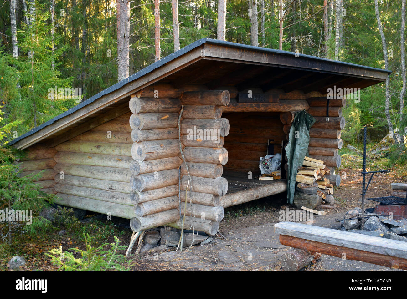 Lean-to shelter (laavu) in Vajosuo, Kurjenrahka National Park, Finland Stock Photo