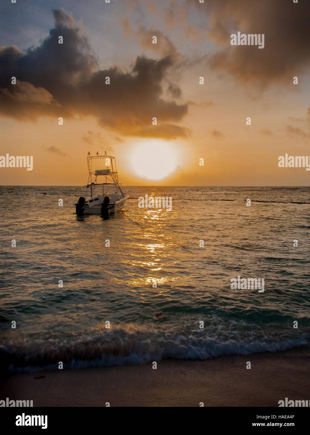 Tropical sunset seascape boat hi-res stock photography and images - Alamy