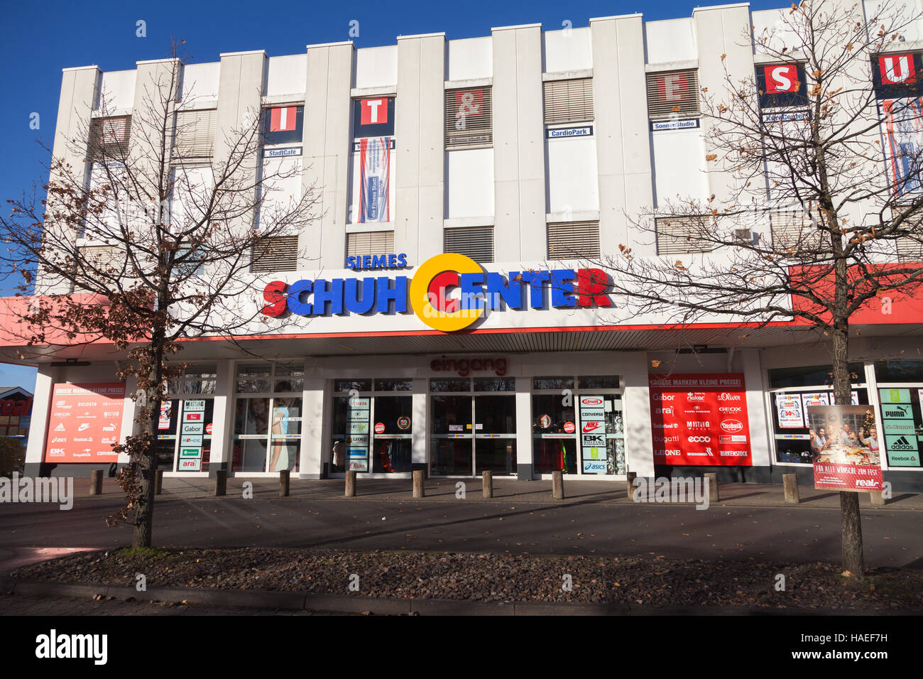 HANNOVER / GERMANY - NOVEMBER 27, 2016: Siemes Schuhcenter ( shoe center )  store. Siemes Schuhcenter GmbH & Co KG based in Moenchengladbach is a famil  Stock Photo - Alamy