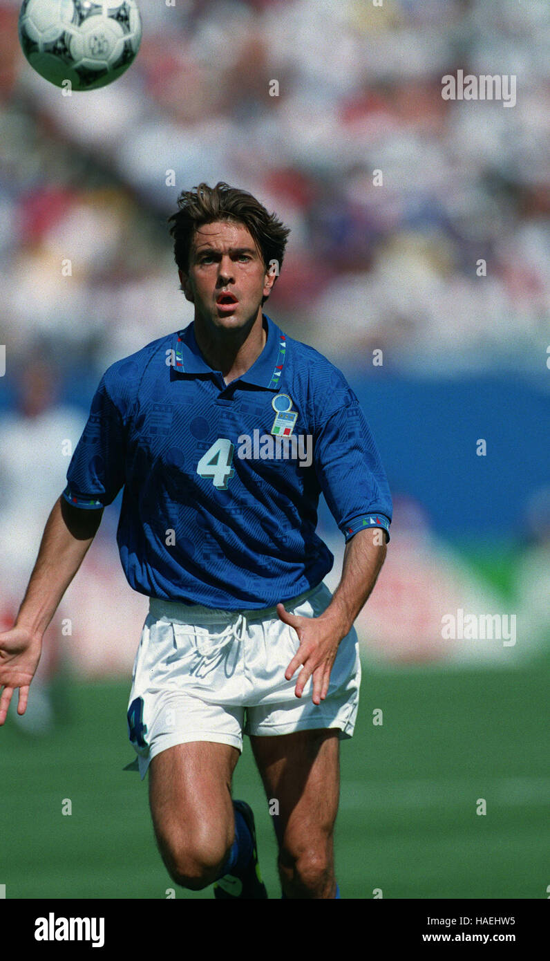 ALESSANDRO COSTACURTA ITALY & AC MILAN FC 05 July 1994 Stock Photo