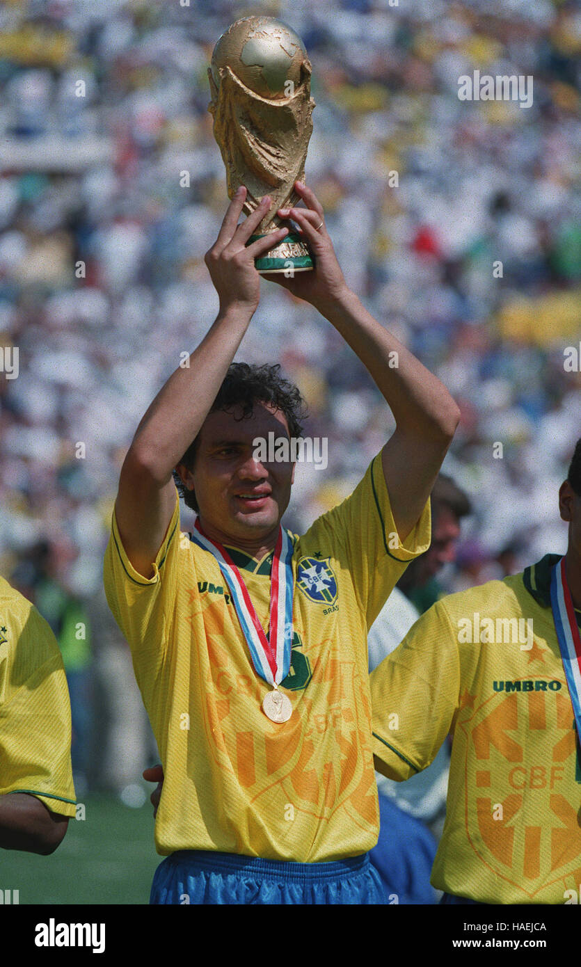branco-with-world-cup-trophy-after-brazils-win-17-july-1994-HAEJCA.jpg