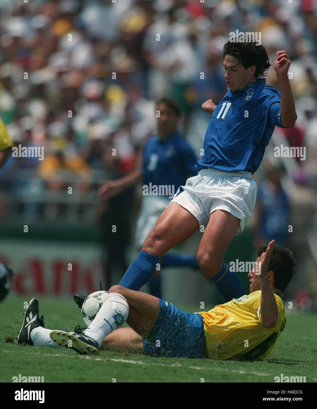 DUNGA TACKLES ALBERTINI WORLD CUP FINAL BRAZIL V ITALY 17 July 1994 Stock Photo
