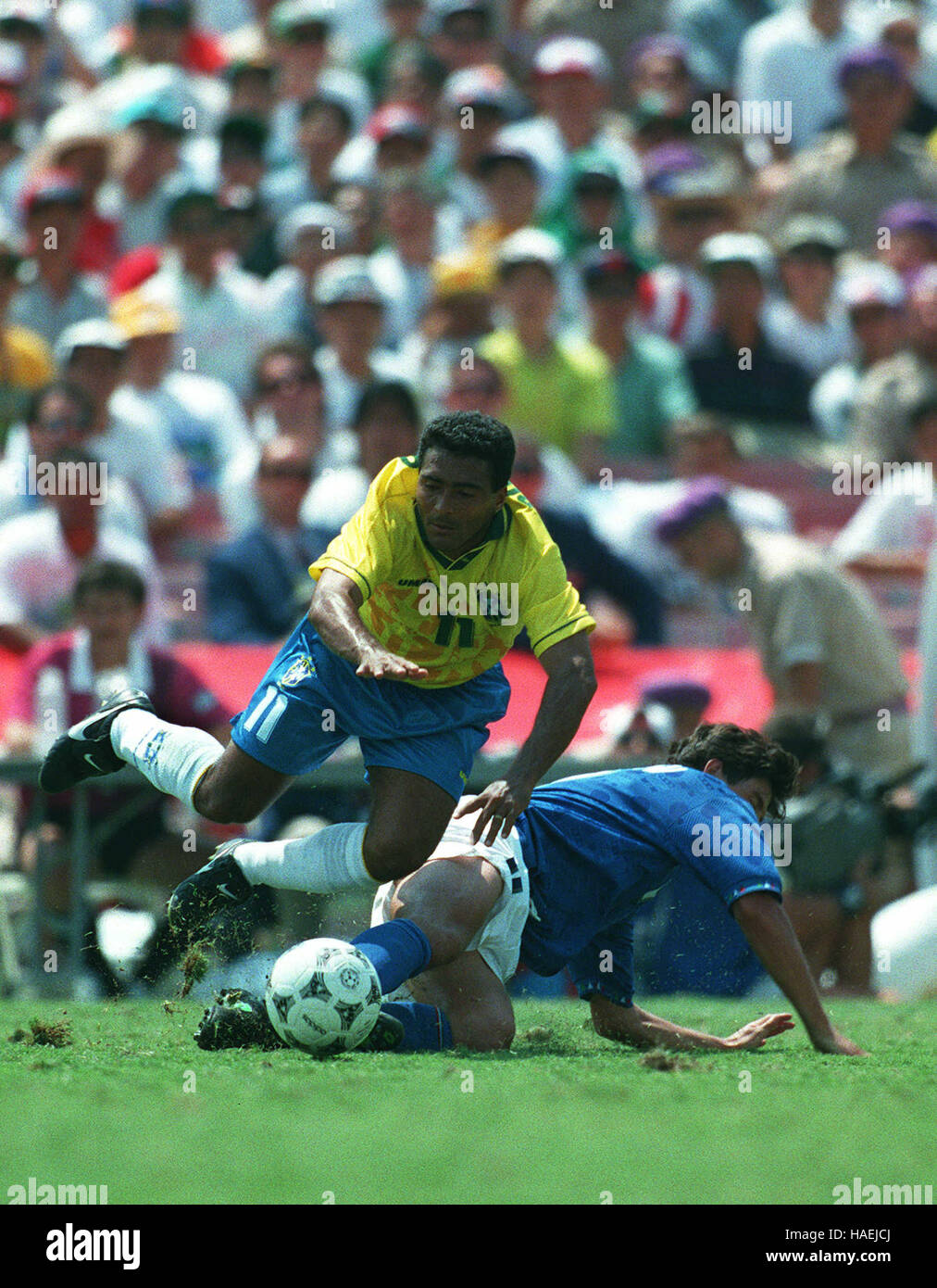 ALBERTINI TAKES OUT ROMARIO ITALY V BRAZIL WORLD CUP FINAL 17 July 1994 Stock Photo