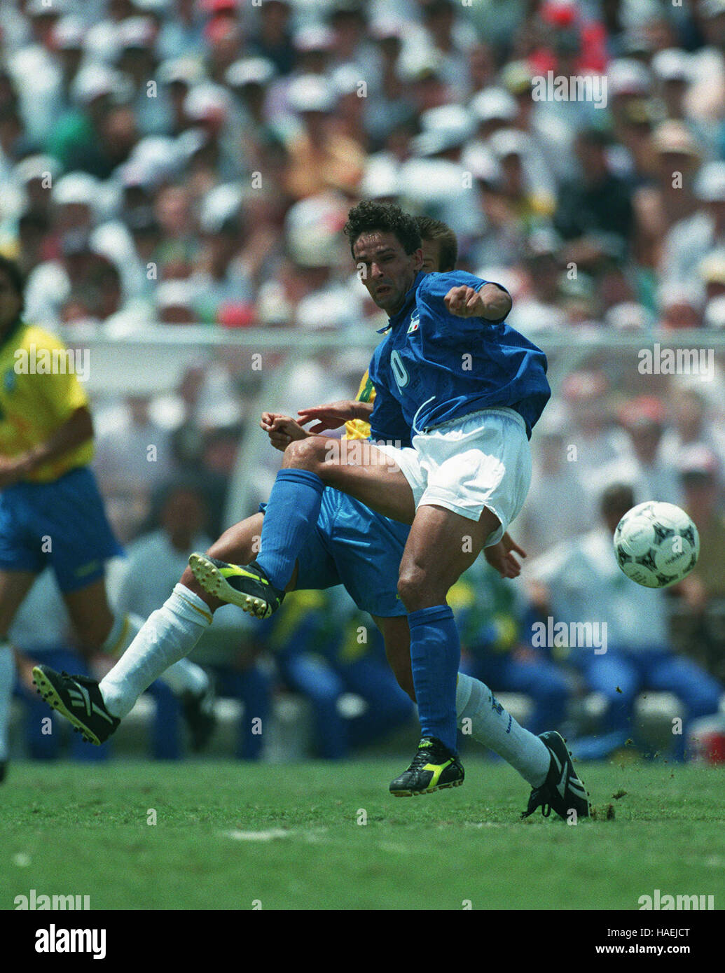 BAGGIO AND DUNGA DO BATTLE ITALY V BRAZIL WORLD CUP FINAL 17 July 1994 Stock Photo