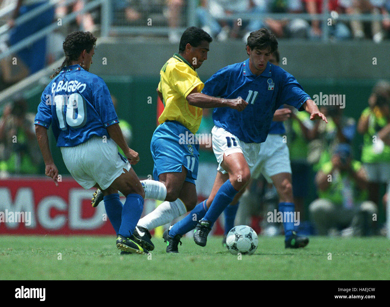 ROMARIO TAKES ON ITALY BRAZIL V ITALY WORLD CUP FINAL 17 July 1994 Stock Photo