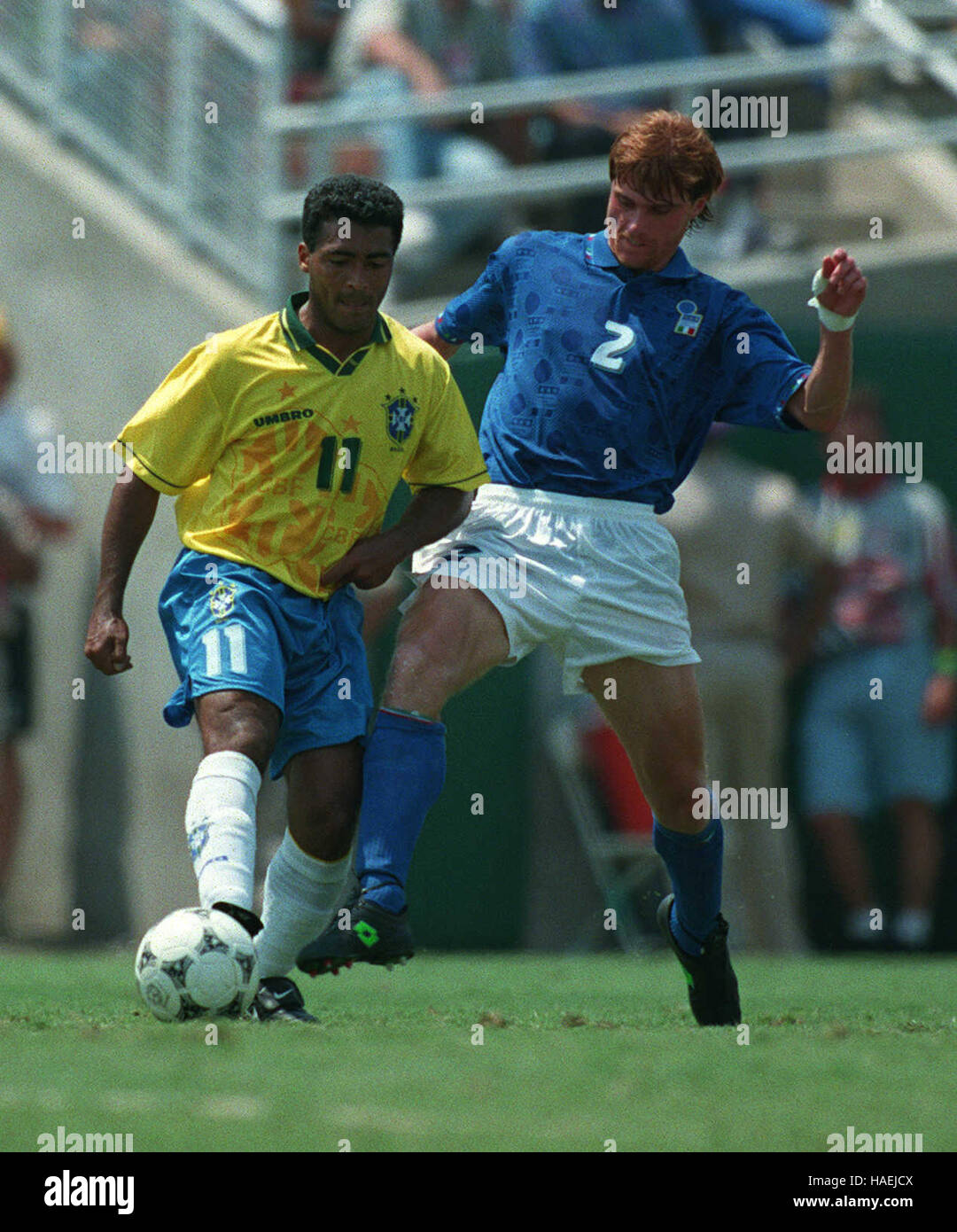 APOLLINI TAKES ON ROMARIO BRAZIL V ITALY WORLD CUP FINAL 17 July 1994 Stock Photo