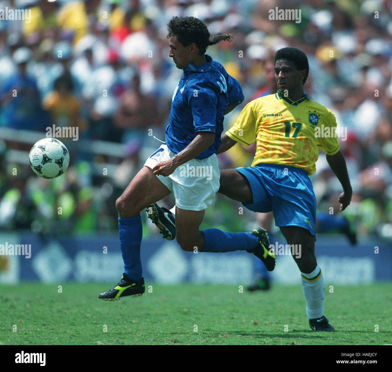 BAGGIO ATTACKS MAZINHO ITALY V BRAZIL WORLD CUP FINAL 17 July 1994 Stock Photo