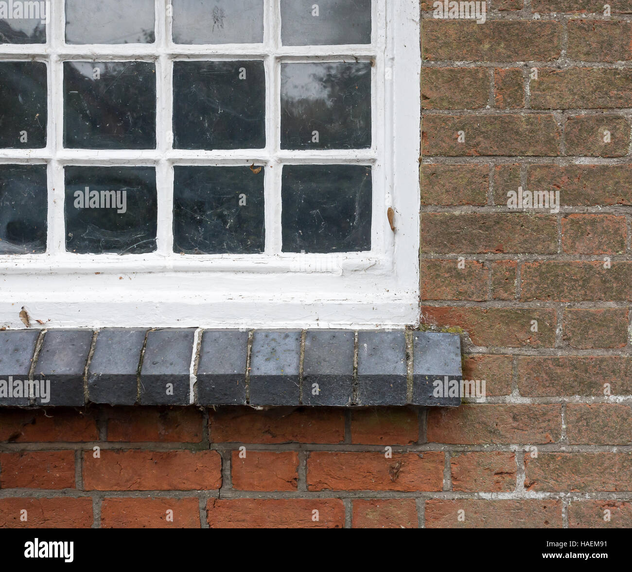 White cottage window hi-res stock photography and images - Alamy