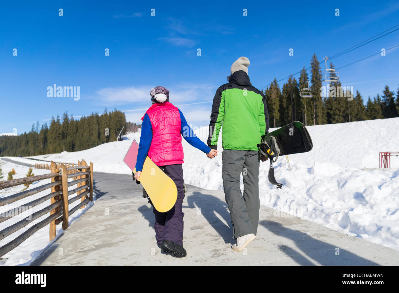 Coupe Ski Snowboard Resort Winter Snow Mountain Man And Woman Holiday