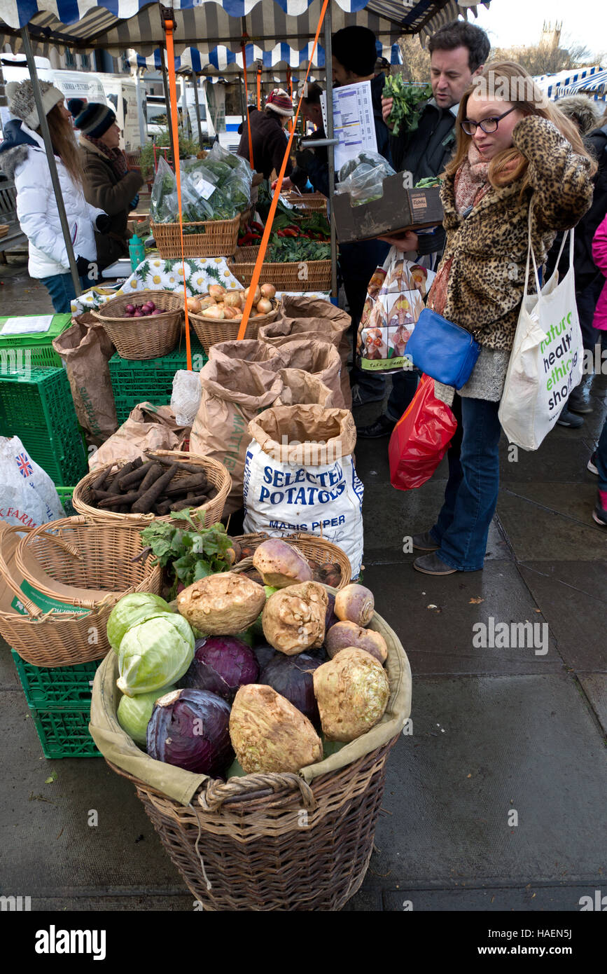 Customers looking at the organic produce for sale at the weekly Farmers's Market in Edinburgh, Scotland, UK. Stock Photo