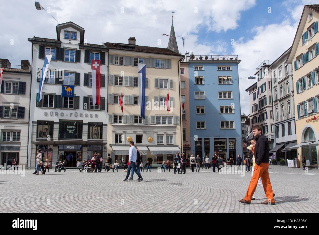 COUPLE STROLLING ON MUNSTERHOF SQUARE AT THE FOOT OF THE FRAUMUNSTER CHURCH IN THE HISTORIC CITY CENTER OF ZURICH, CANTON OF ZURICH, SWITZERLAND Stock Photo