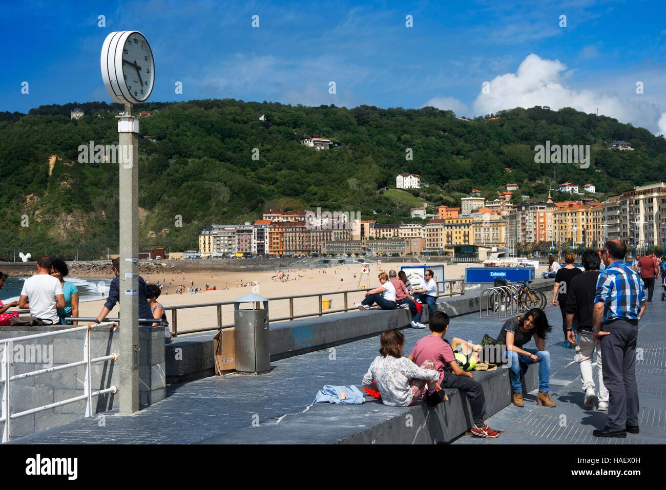 A view of the beautiful but crowded Playa de La Concha (Beach of Zurriola) in San Sebastián (Donostia), Spain. One of the stops of the Transcantabrico Stock Photo