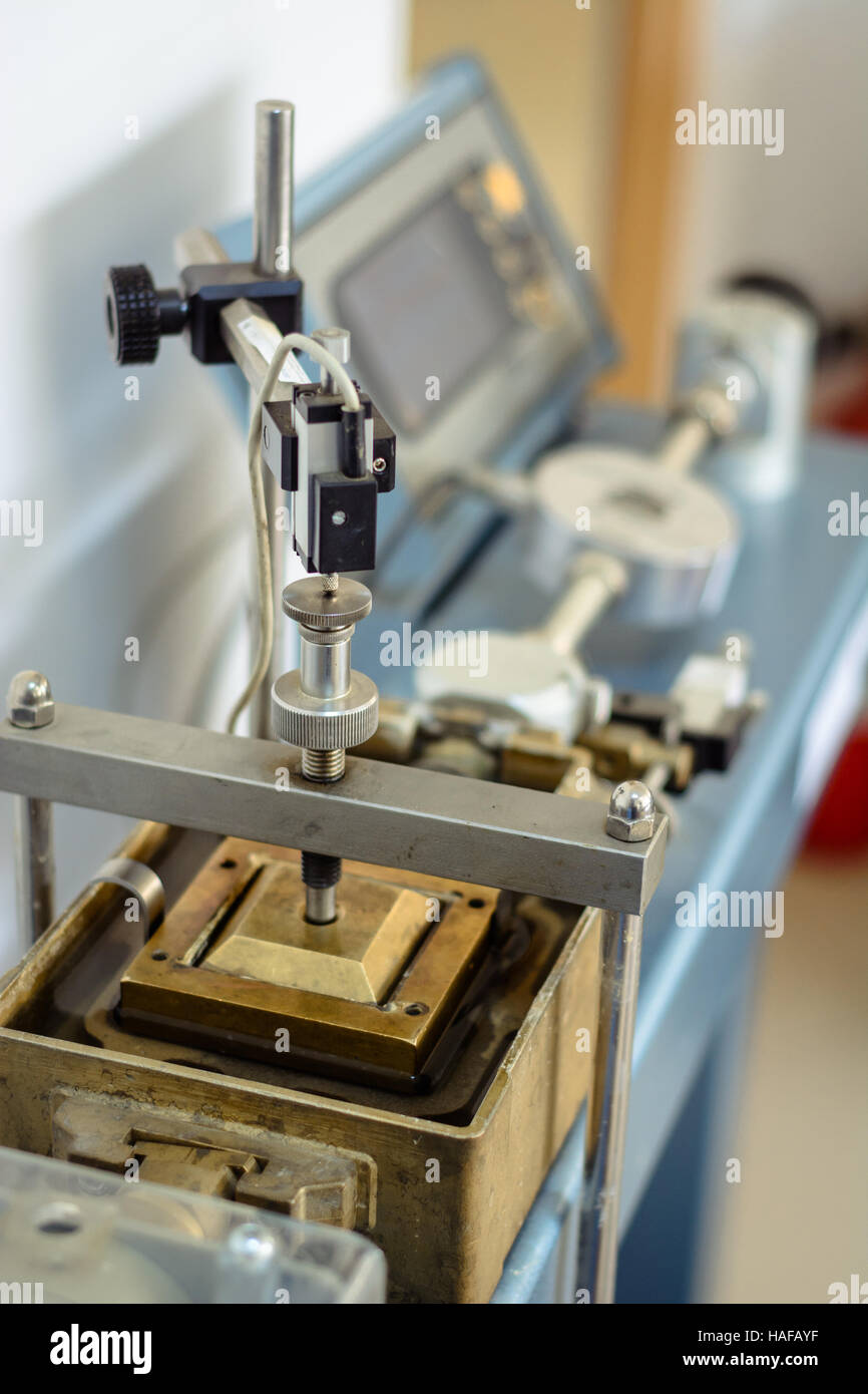 Laboratory soil test equipment for shear strength determination by