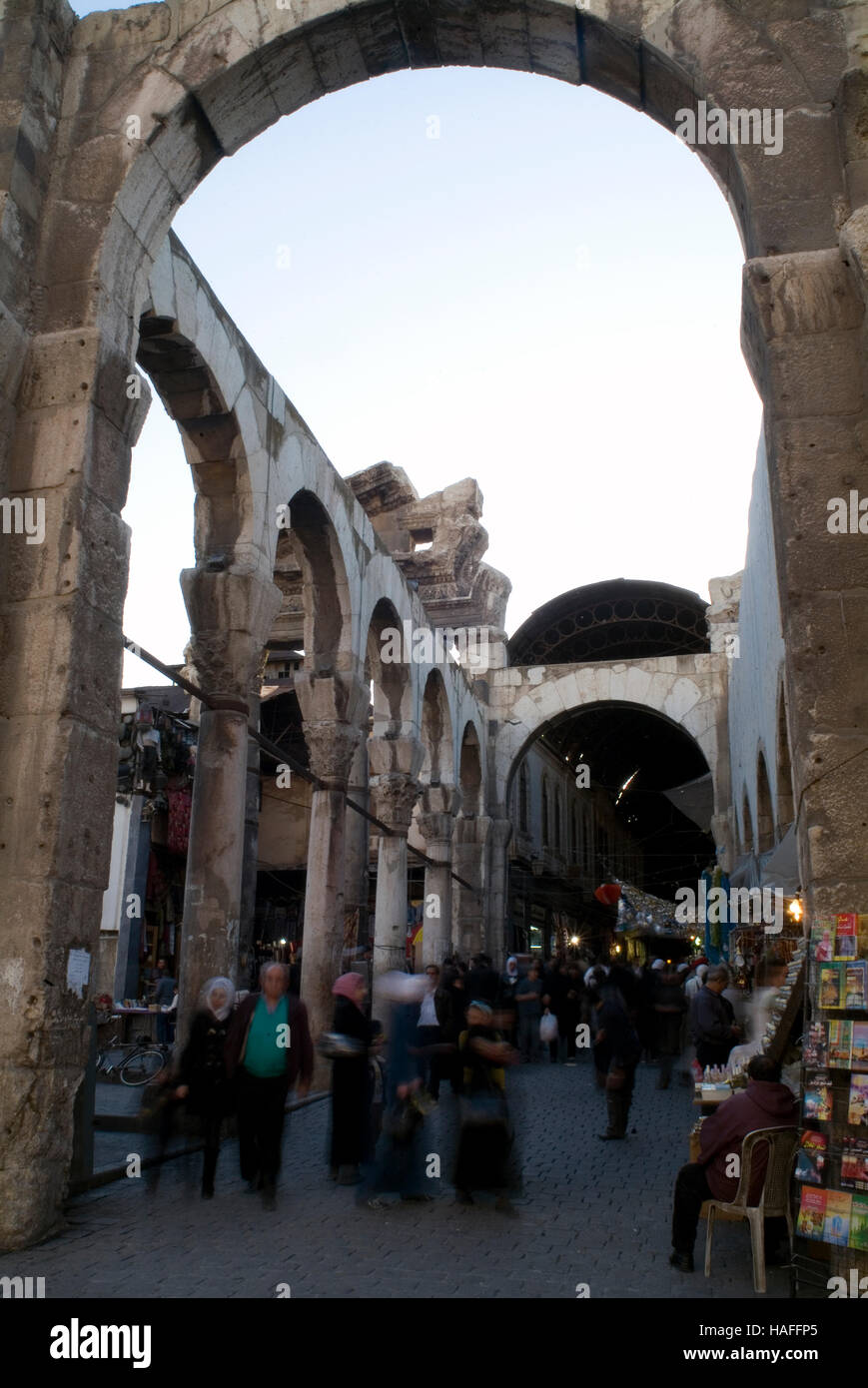 The entrance to the Souk al-Hamidiyeh in the Old Town of damascus, Syria, flanked by Roman columns. Stock Photo