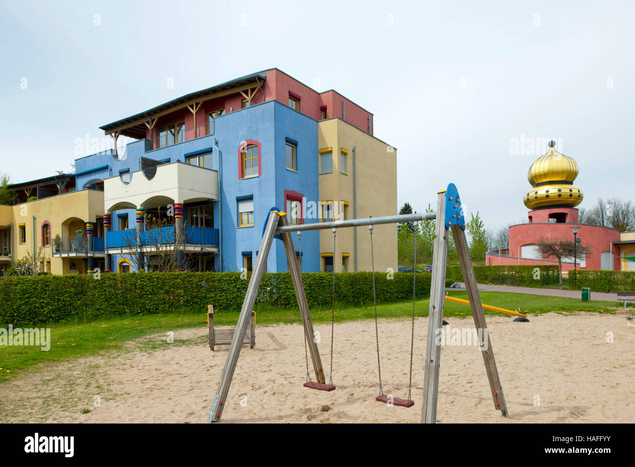 Deutschland, Nordrhein-Westfalen, Kreis Mettmann, Wülfrath, 'Hundertwasser Siedlung' mit der goldenen Kuppel vom Kindergarten Stock Photo