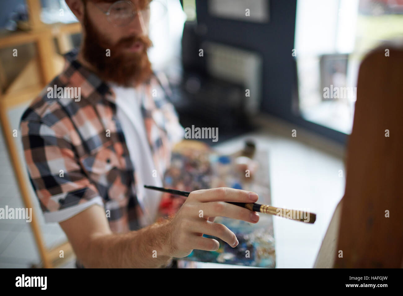 Artist holding paint brush hi-res stock photography and images - Alamy
