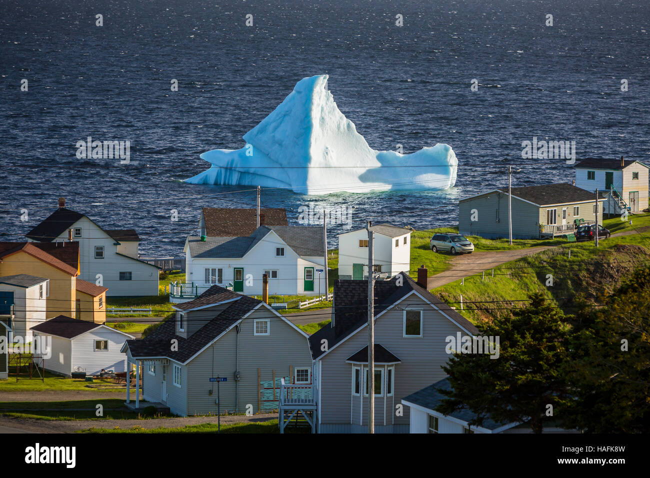 Какой исследователь открыл остров ньюфаундленд. Ньюфаундленд Канада Айсберг. «Аллея айсбергов» в Ньюфаундленде. Аллея айсбергов ньюфаундленд лабрадор. Аллея айсбергов Канада.