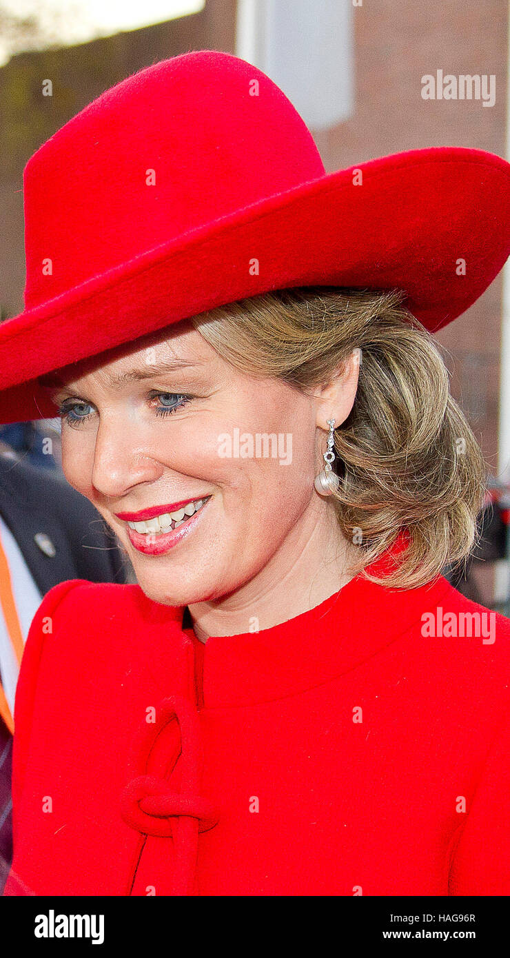 Amstelveen, Netherlands. 29th Nov, 2016. Amstelveen, 29-11-2016 Queen Mathilde visit to the exhebition of Pierre Alechinsky ·Post Cobra·, at the Cobra museum in Aalsmeer 2nd day of the State-visit from HM King Filip and HM Queen Mathilde of Belgium to the Netherlands RPE/Albert Nieboer/NETHERLANDSOUT/Point de Vue Out - NO WIRE SERVICE - Photo: Rpe/Albert Nieboer/RoyalPress/dpa/Alamy Live News Stock Photo