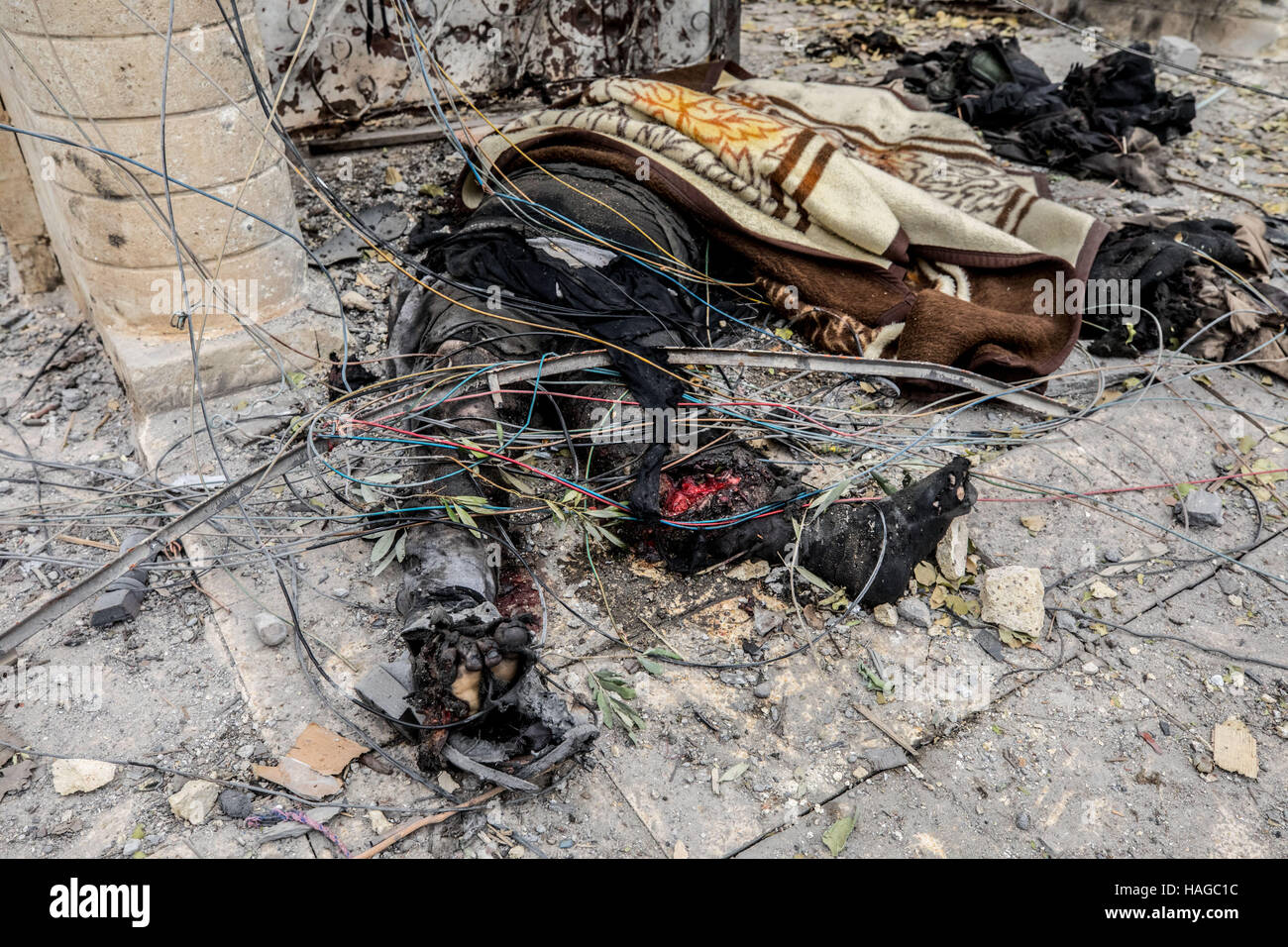 Mosul, Ninewa Province, Iraq. 30th Nov, 2016. The body of a dead ISIS fighter who blew himself up while trying to attack Iraqi forces. Credit:  Gabriel Romero/ZUMA Wire/Alamy Live News Stock Photo