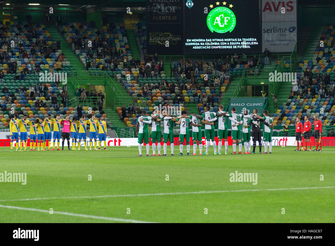 Lisbon, Portugal. 30th Nov, 2016.  Sporting CP and FC Arouca players during a 1 minute of silence in memory of the Chapecoense players Credit:  Alexandre de Sousa/Alamy Live News Stock Photo