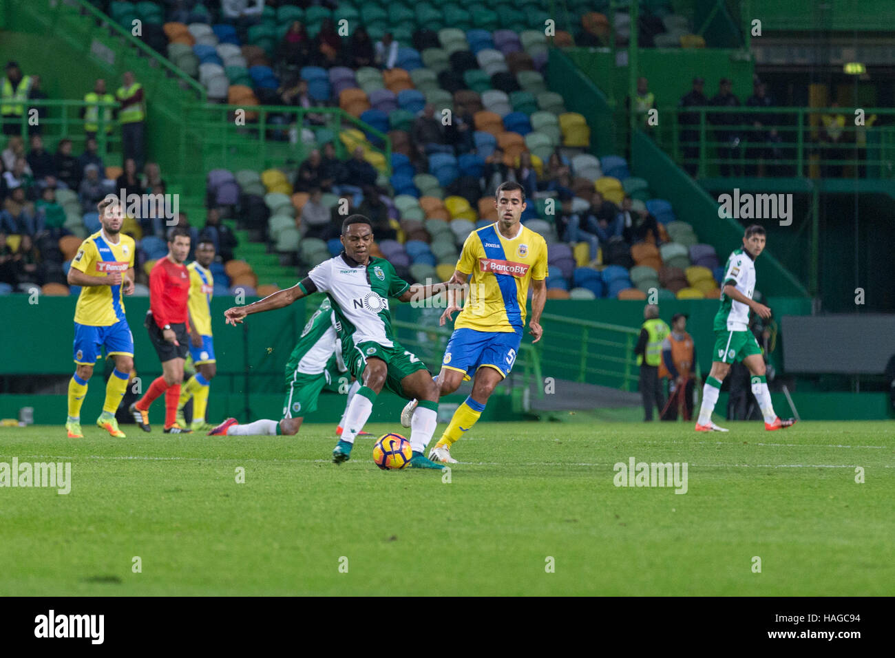 Lisbon, Portugal. 30th Nov, 2016.  Sporting's midfielder from Brazil Elias (22) in action during the game Sporting CP vs FC Arouca Credit:  Alexandre de Sousa/Alamy Live News Stock Photo