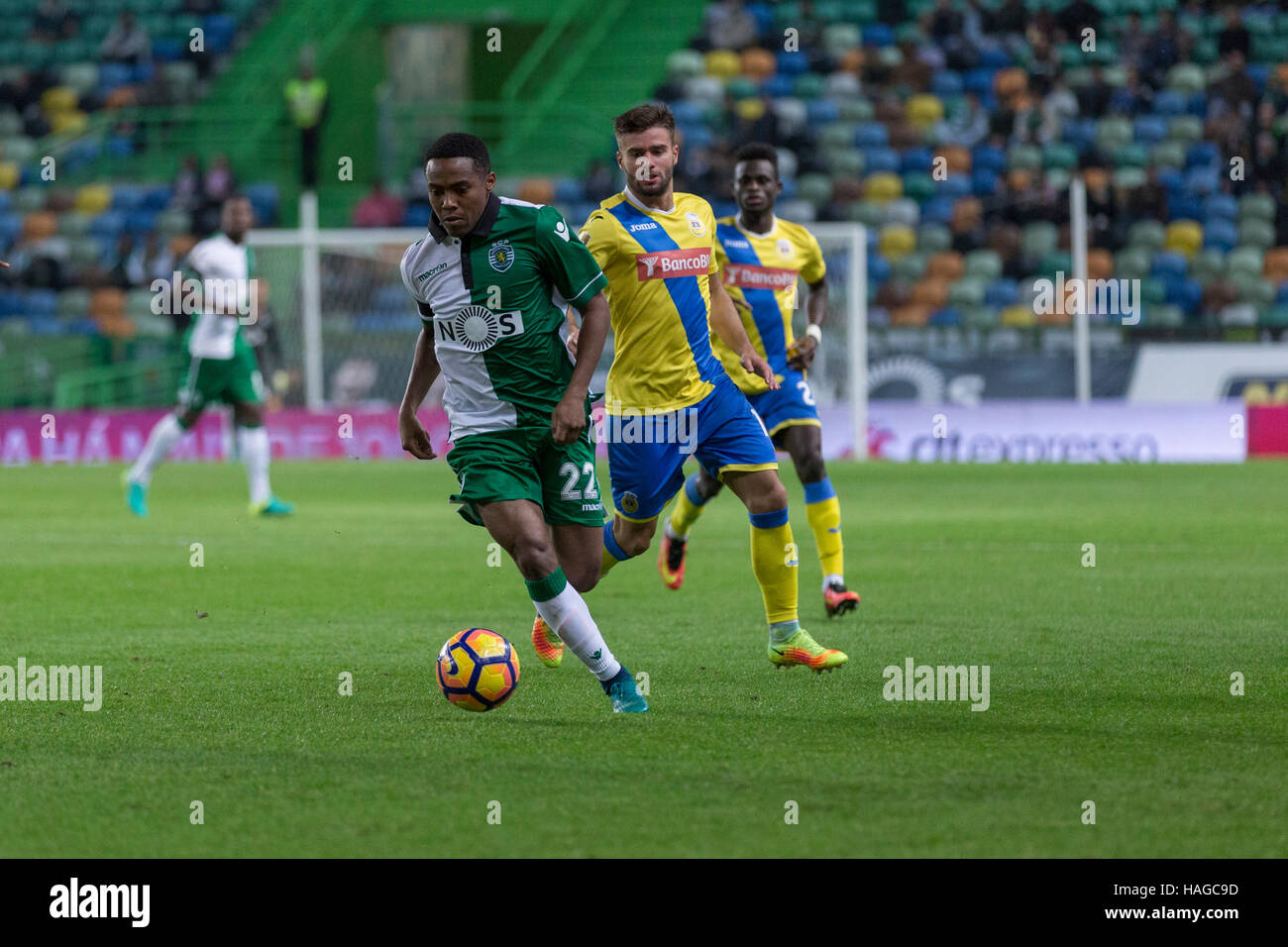 Lisbon, Portugal. 30th Nov, 2016.  Sporting's midfielder from Brazil Elias (22) in action during the game Sporting CP vs FC Arouca Credit:  Alexandre de Sousa/Alamy Live News Stock Photo