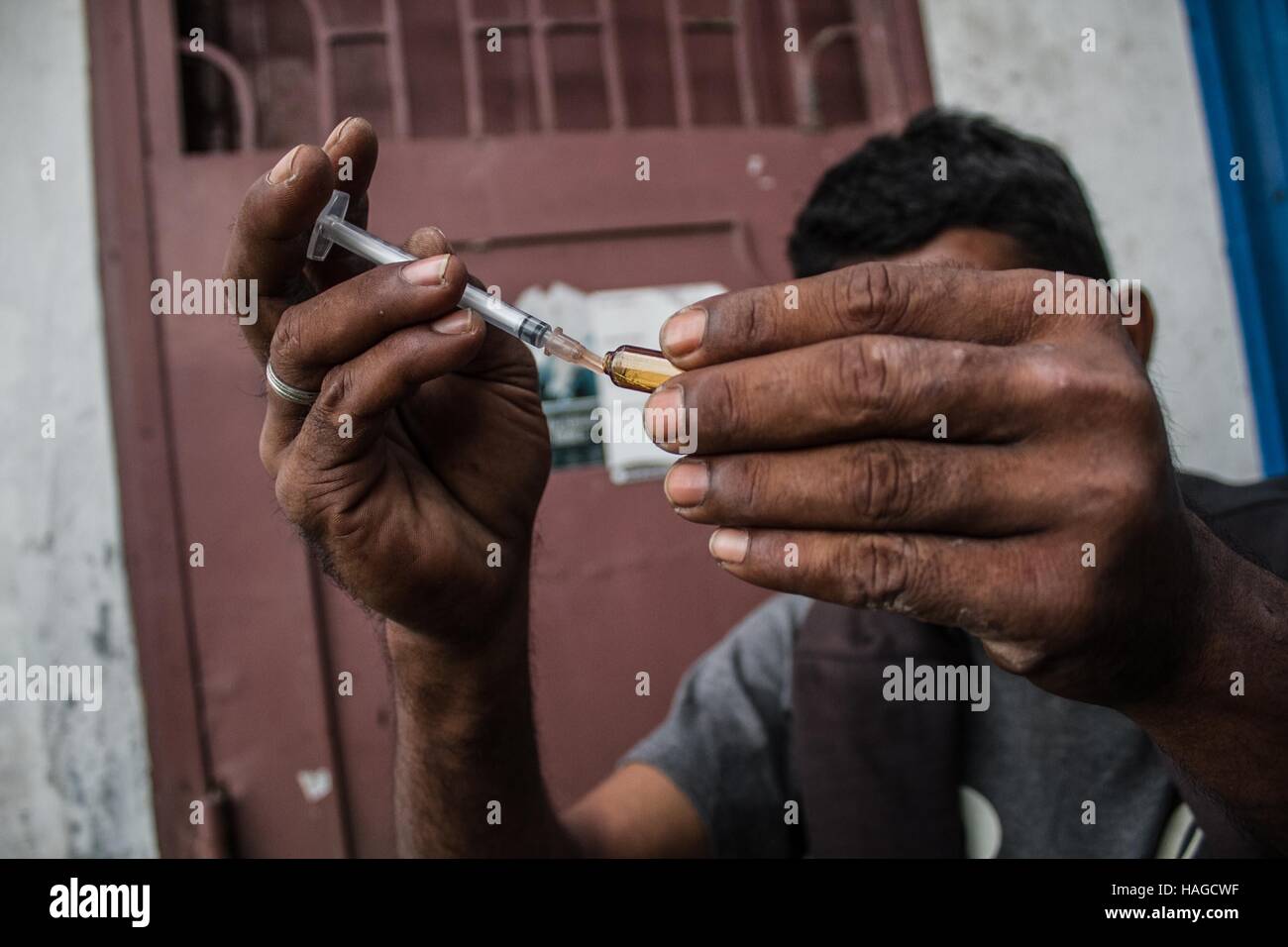 North Sumatra, Indonesia. 30th Nov, 2016. A heroin drug user holds a syringe at a park in Medan of North Sumatra, Indonesia, Nov. 30, 2016. © Albert Damanik/Xinhua/Alamy Live News Stock Photo