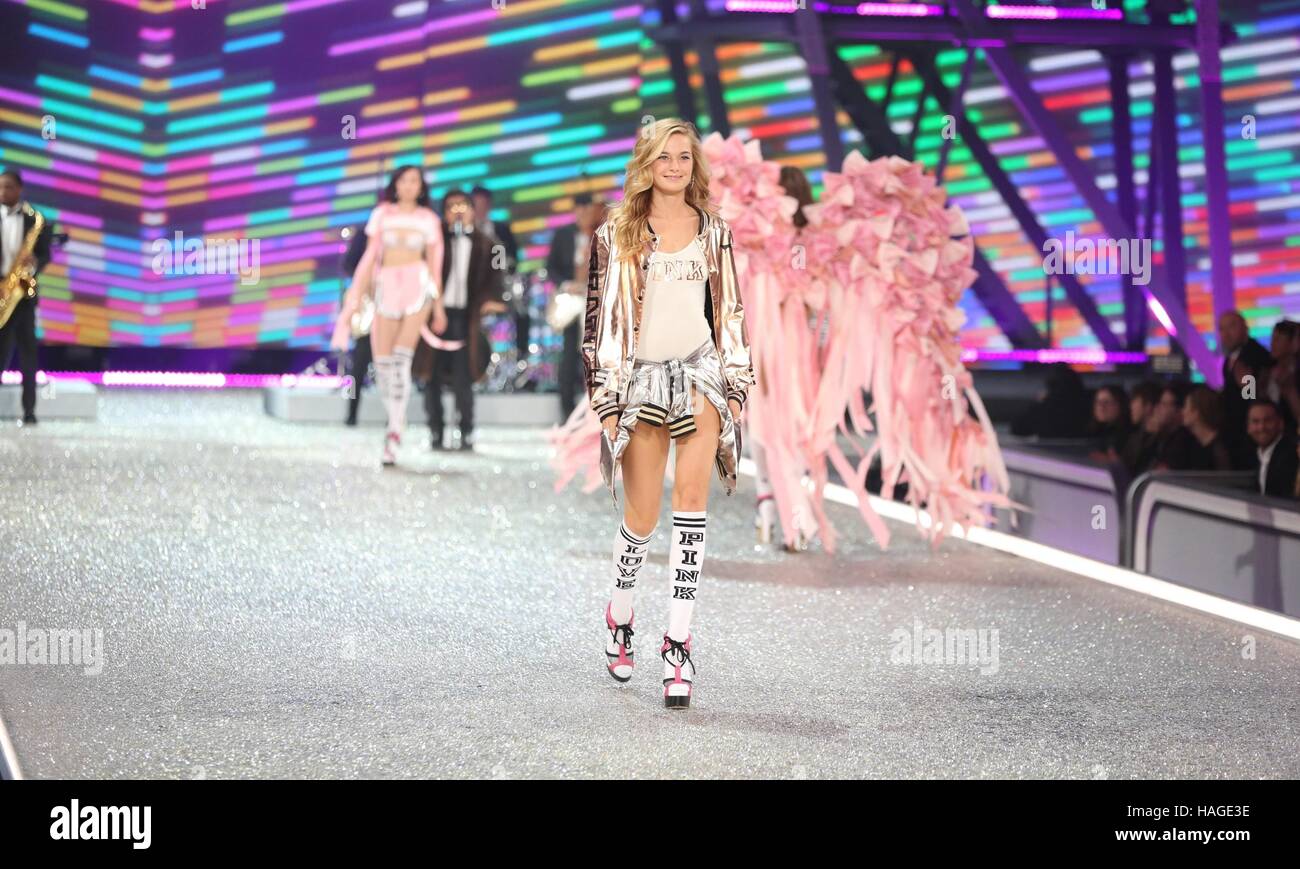 Paris, France. 30th Nov, 2016. Model on the runway for 21st Annual