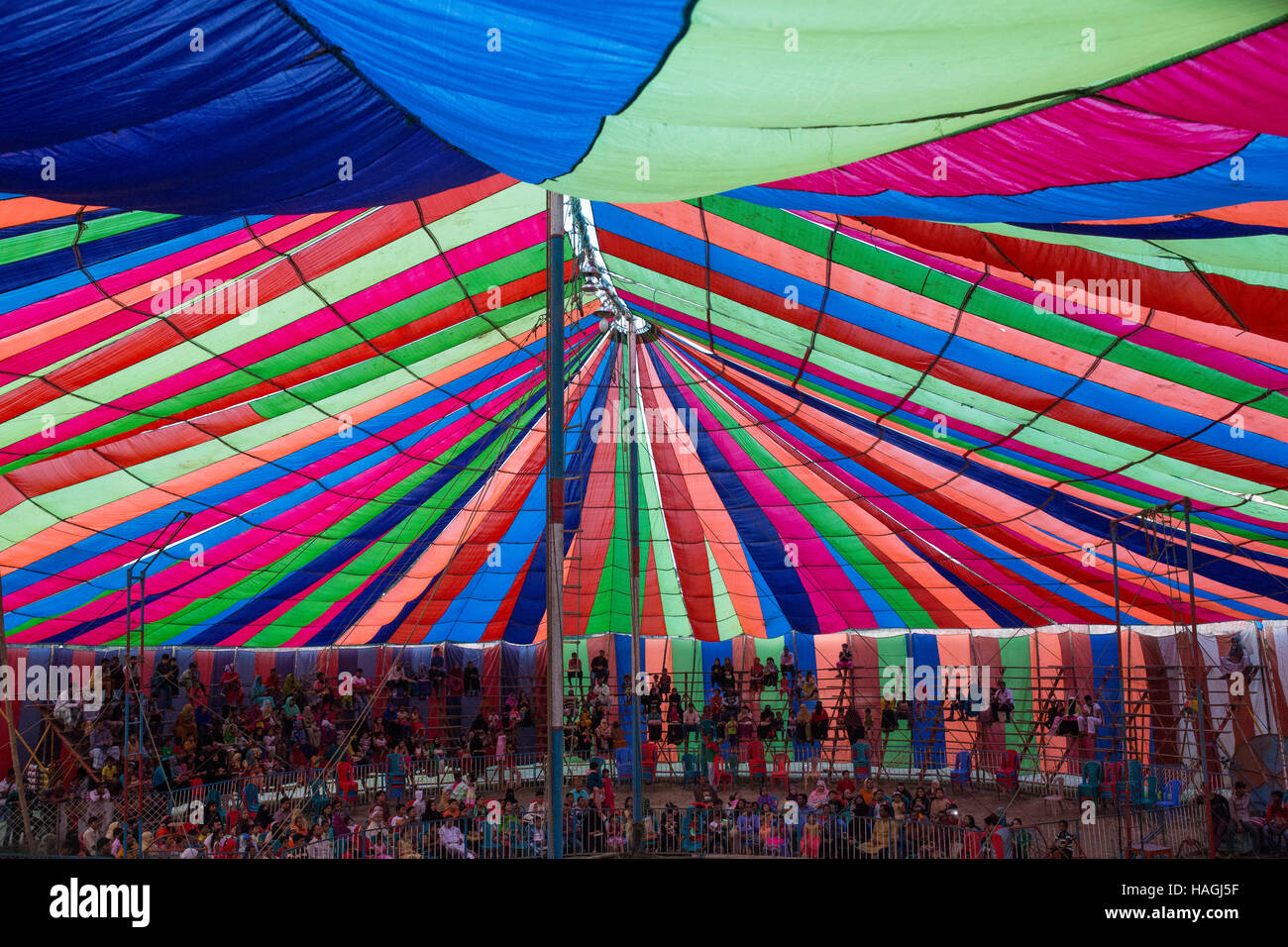 Dhaka, Bangladesh. 29th Nov, 2016. Acrobate doing trapeze inside a circus tent beside in Dhaka, Banhladesh on November 29, 2016. Circus is a popular form of entertainment for different levels of people of Bangladesh. Circus is all about fantasy. The performer entertain people showing different games including balance on rope, cycling, jump from the top, knife game and many. Some circus shows game with animals like lions, elephant, dogs, monkeys etc. circus is passing a hard time now. Credit:  zakir hossain chowdhury zakir/Alamy Live News Stock Photo