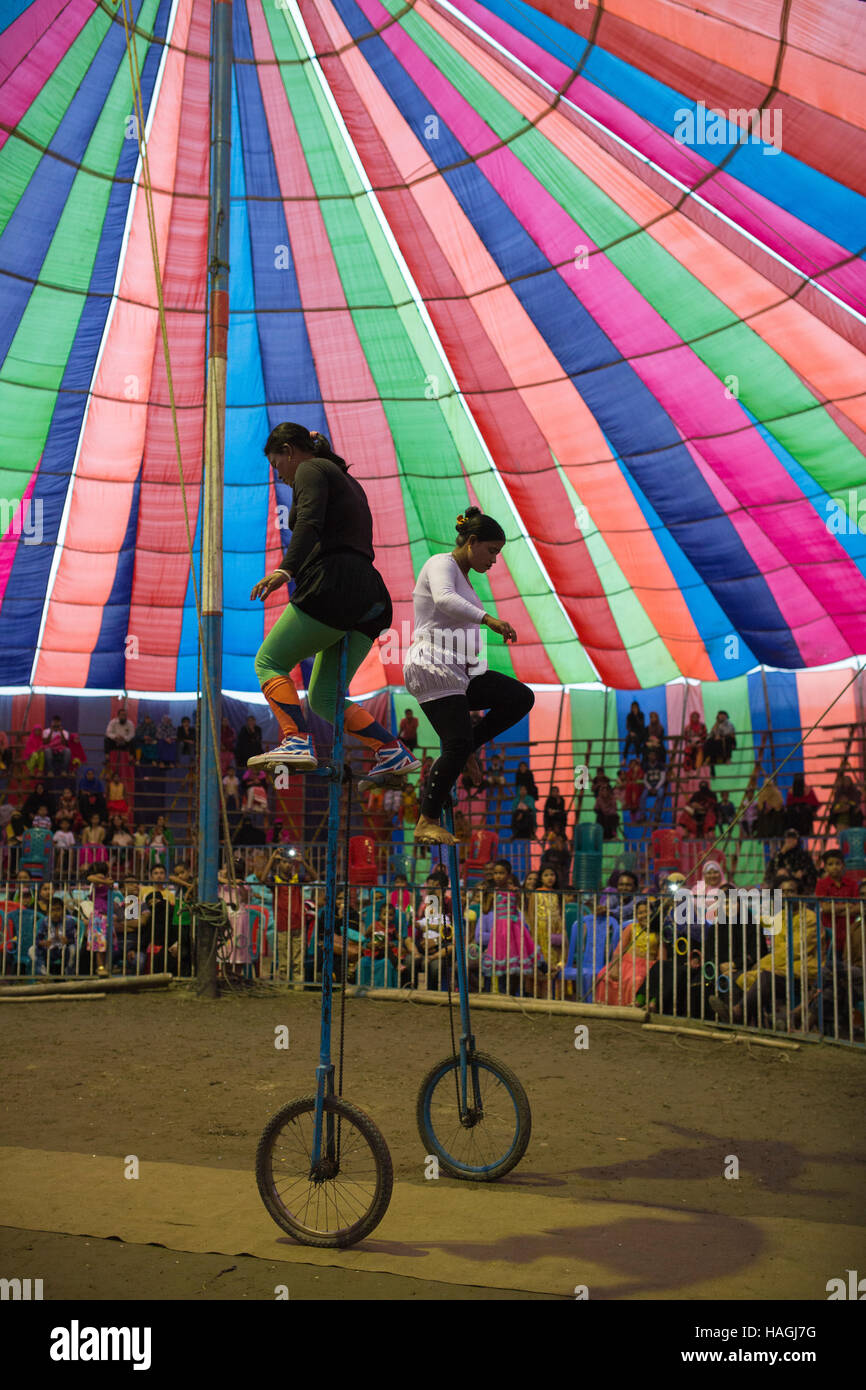 Dhaka, Bangladesh. 29th Nov, 2016. Acrobate doing trapeze inside a circus tent beside in Dhaka, Banhladesh on November 29, 2016. Circus is a popular form of entertainment for different levels of people of Bangladesh. Circus is all about fantasy. The performer entertain people showing different games including balance on rope, cycling, jump from the top, knife game and many. Some circus shows game with animals like lions, elephant, dogs, monkeys etc. circus is passing a hard time now. Credit:  zakir hossain chowdhury zakir/Alamy Live News Stock Photo