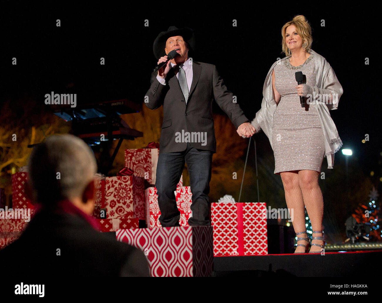 Washington, DC, USA. 1st Dec, 2016. Country singers Garth Brooks and