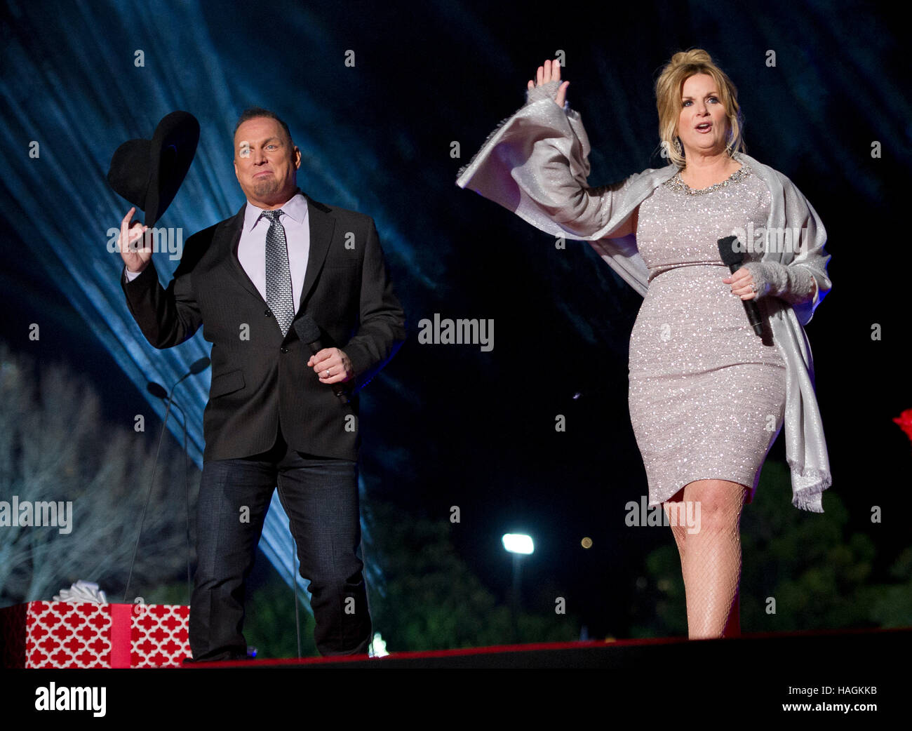 Washington, DC, USA. 1st Dec, 2016. Country singers Garth Brooks and