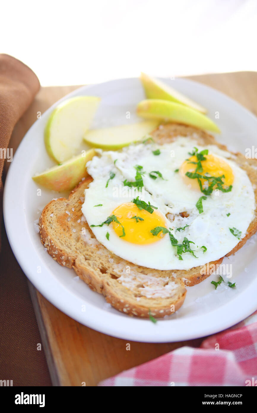 https://c8.alamy.com/comp/HAGNCP/two-fried-eggs-on-buttered-toast-with-coarse-salt-and-apple-slices-HAGNCP.jpg