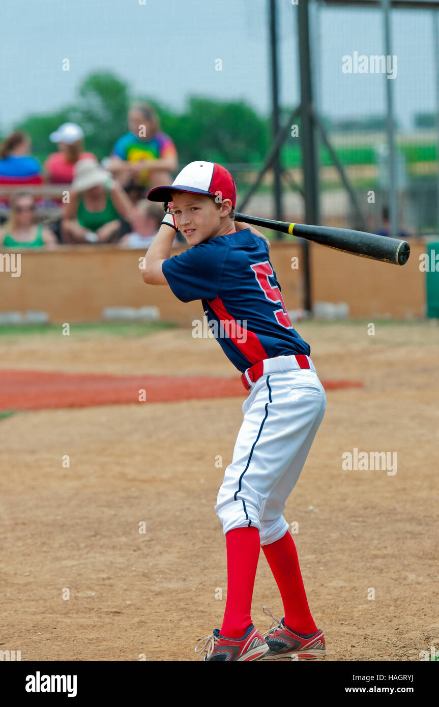 Youth little league baseball boy getting ready to bat Stock Photo - Alamy