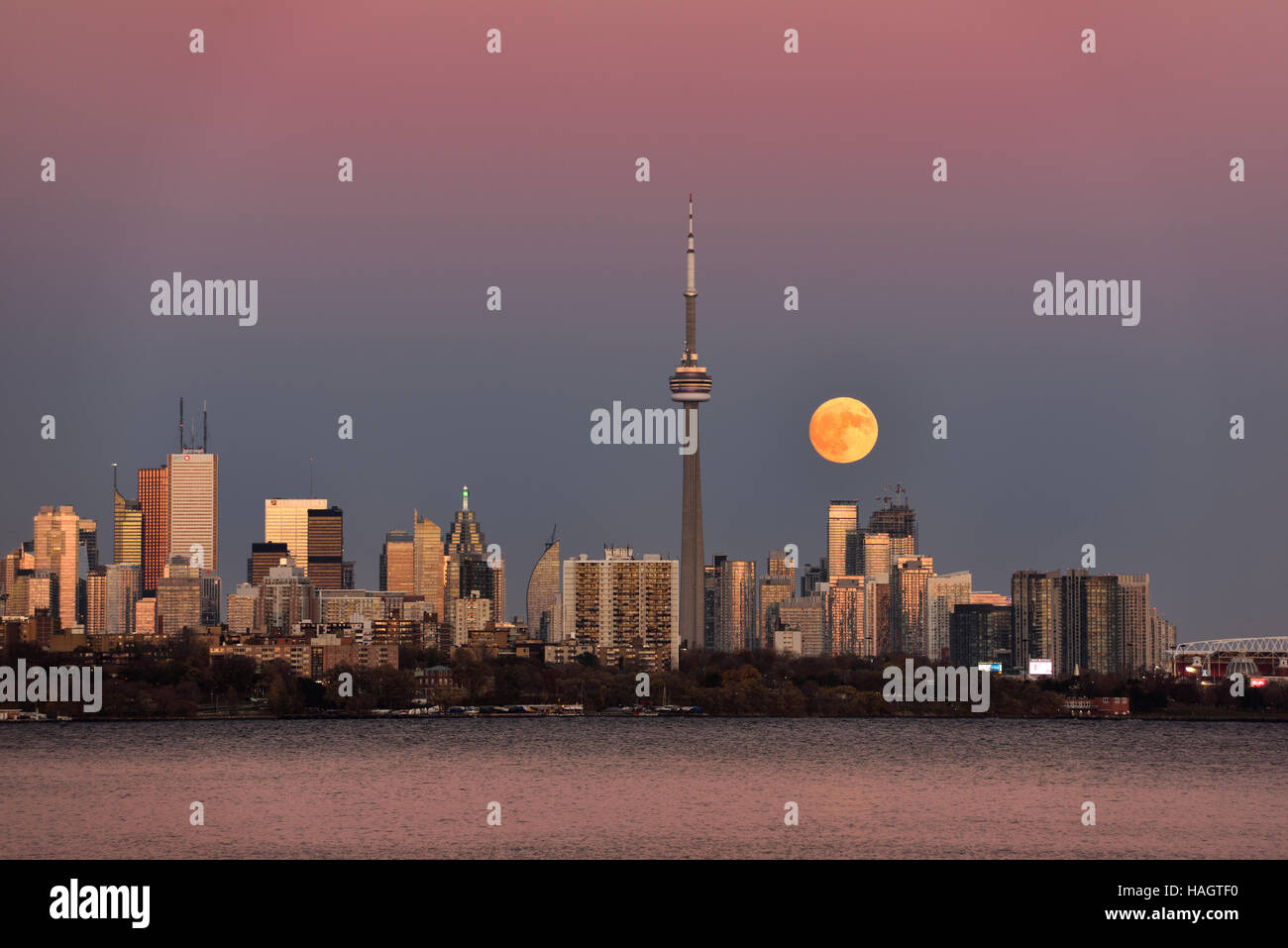 Red supermoon rising over Toronto skyline with pink and blue sky November 13 2016 Stock Photo
