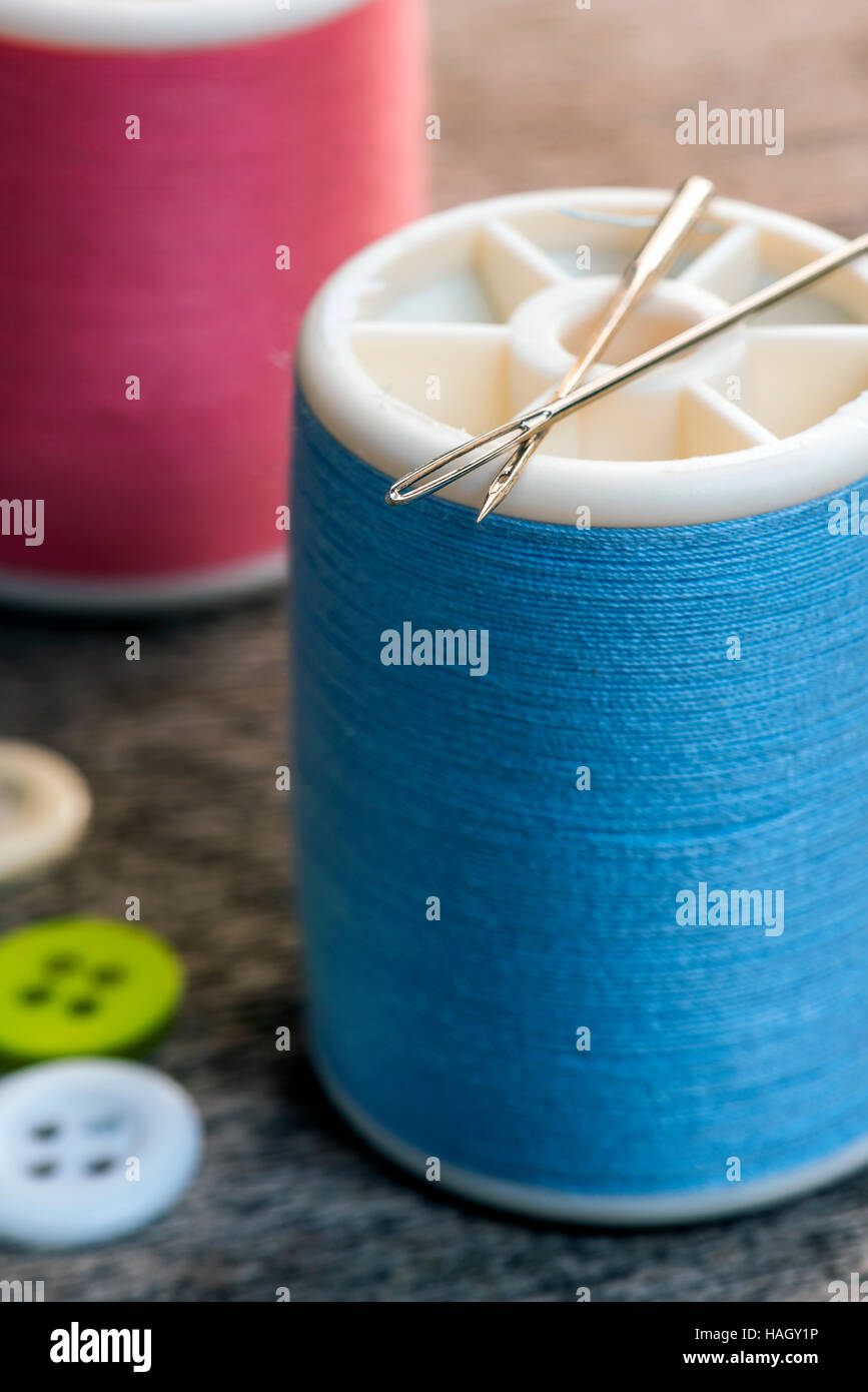 Cotton reel thread and sewing needle hires stock photography and