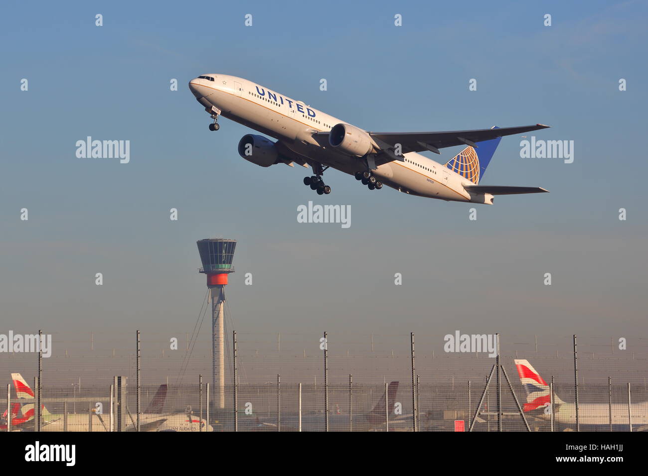 航空機・ヘリコプター Boeing 777-200 United Airlines 1/200 mqdefault.jpg